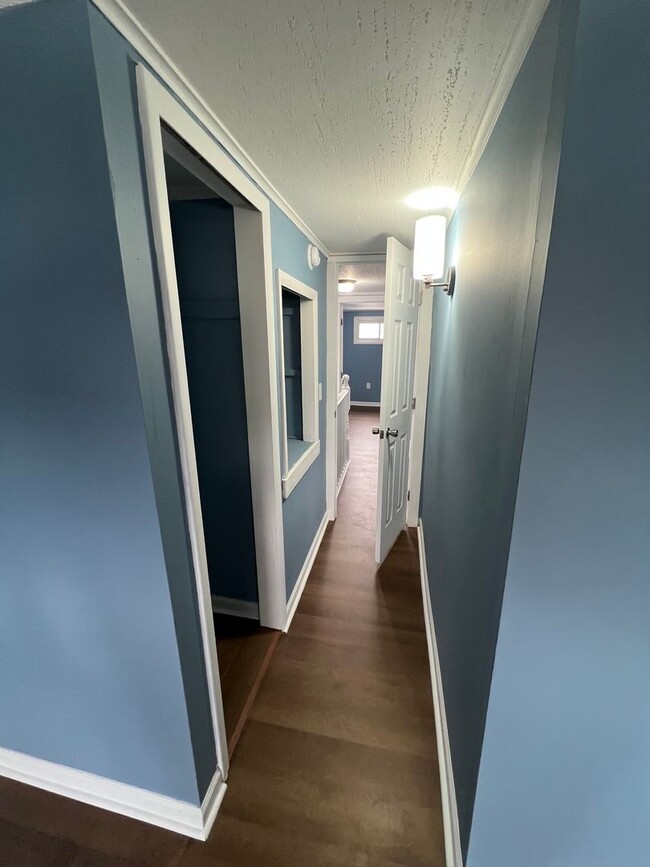 Building Photo - Newly Renovated 4 Bed/1 Bath Single Family...