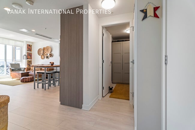 Building Photo - PANORAMIC VIEWS | LUXURY 1 BDRM + DEN at H...