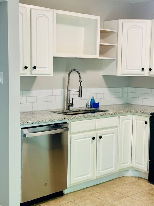Foto del edificio - End unit town  house walking distance to b...