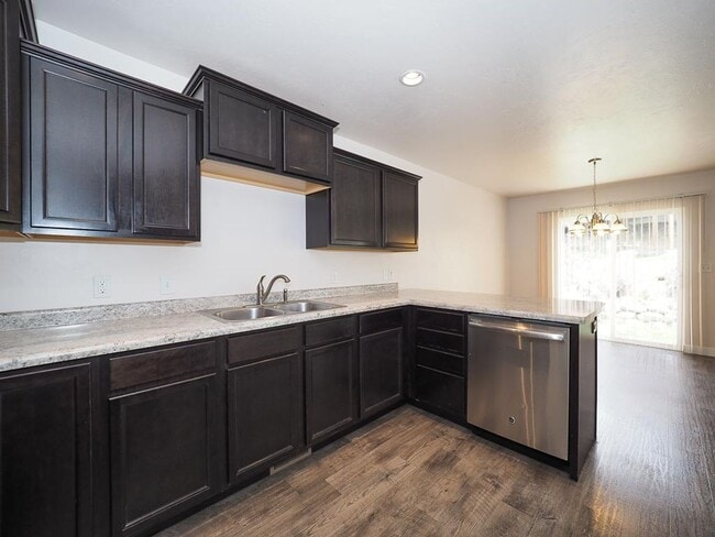 Building Photo - Draper Hillside Townhome