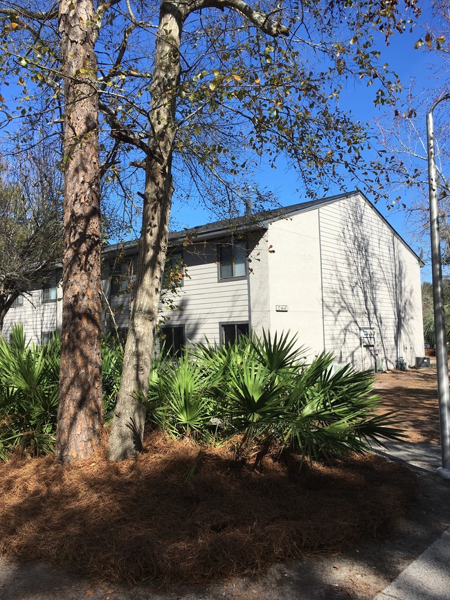 Building Photo - Treetop Apartments