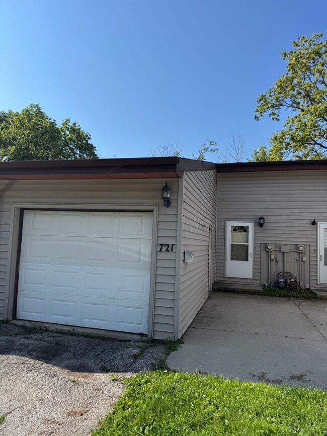 Building Photo - 721 Westridge Rd