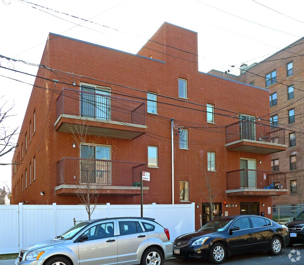 Building Photo - 10-30 Neilson St