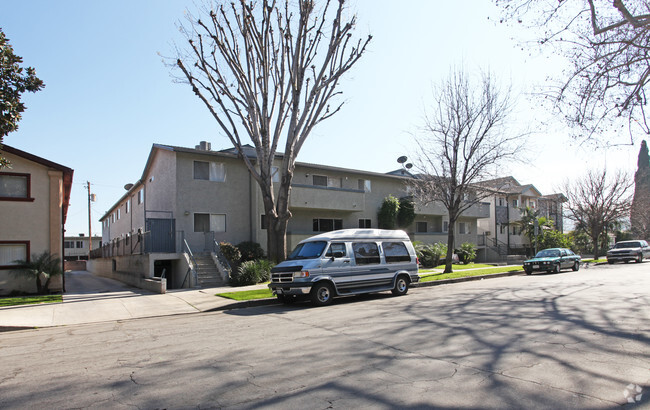 Building Photo - 280 West Tujunga