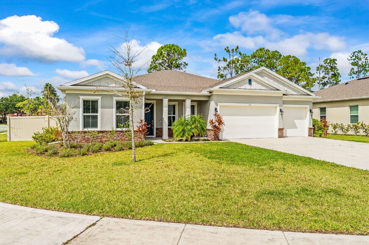 Foto principal - Spacious 4-Bedroom Home with 3 Full Baths ...