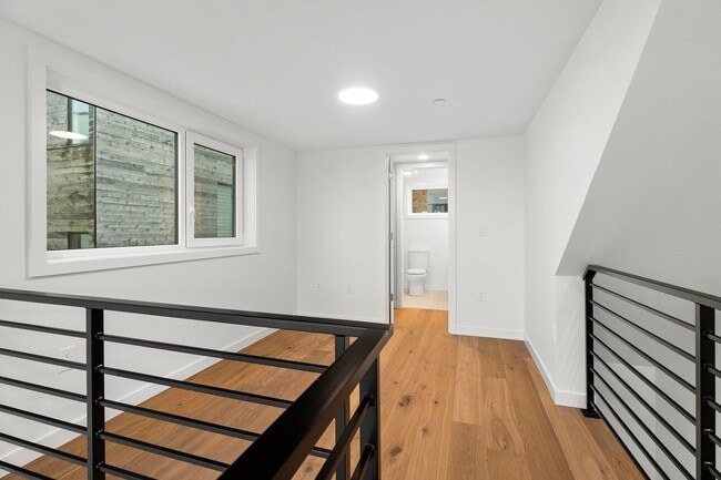 Foto del edificio - Eastlake Loft Condominium