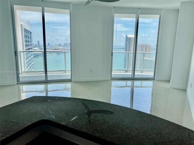 Foto del edificio - 300 S Biscayne Blvd