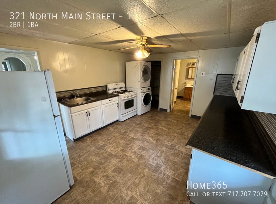 Primary Photo - Cozy Two Bedroom, 1 Bathroom Available Now!