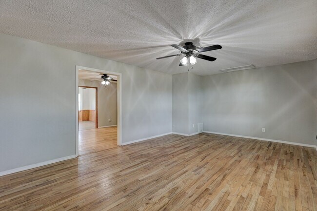 Foto del edificio - 15375 W Funston St