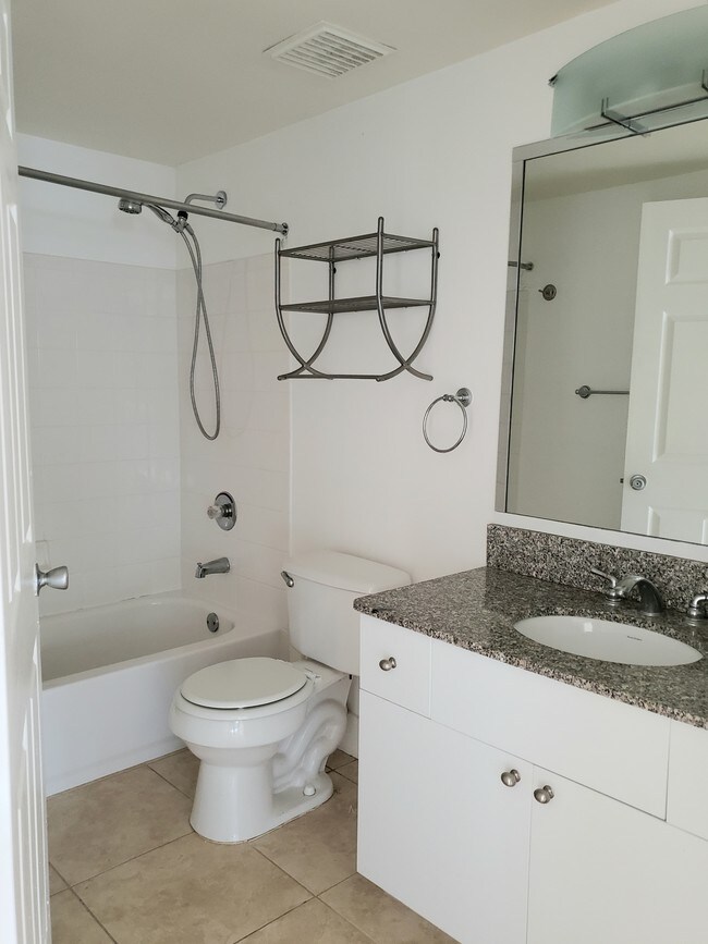 Building Photo - 2492 Centergate Dr