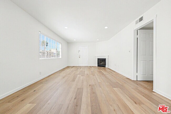 Foto del edificio - 1820 S Barrington Ave