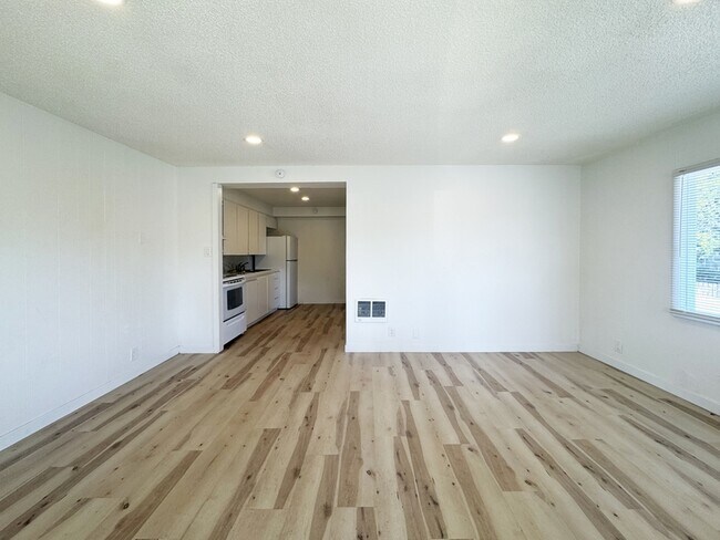 Building Photo - 2210 W 19th Ave