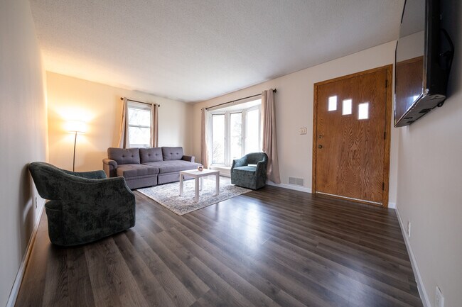 Building Photo - 736 Bartelmy Ln N