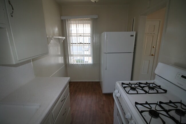Building Photo - 200 S Doheny Dr