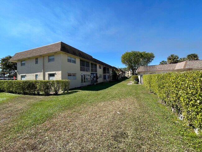 Foto del edificio - 9911 Sandalfoot Blvd