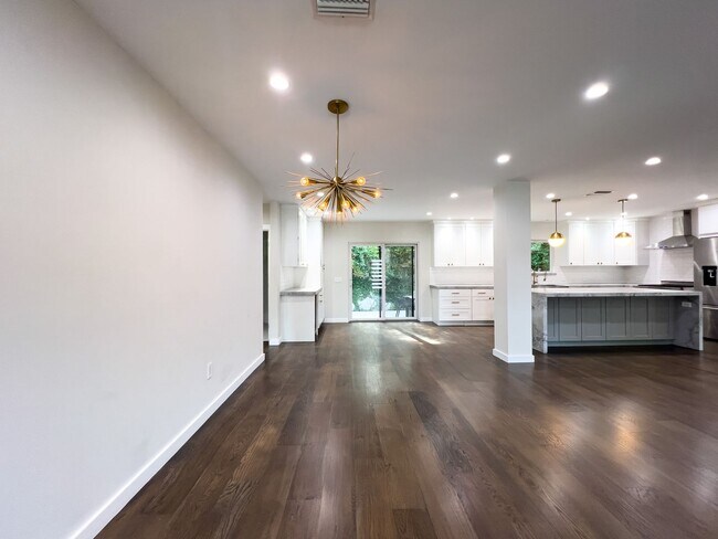 Building Photo - Pretigious 3Br Home in Valley Glen!