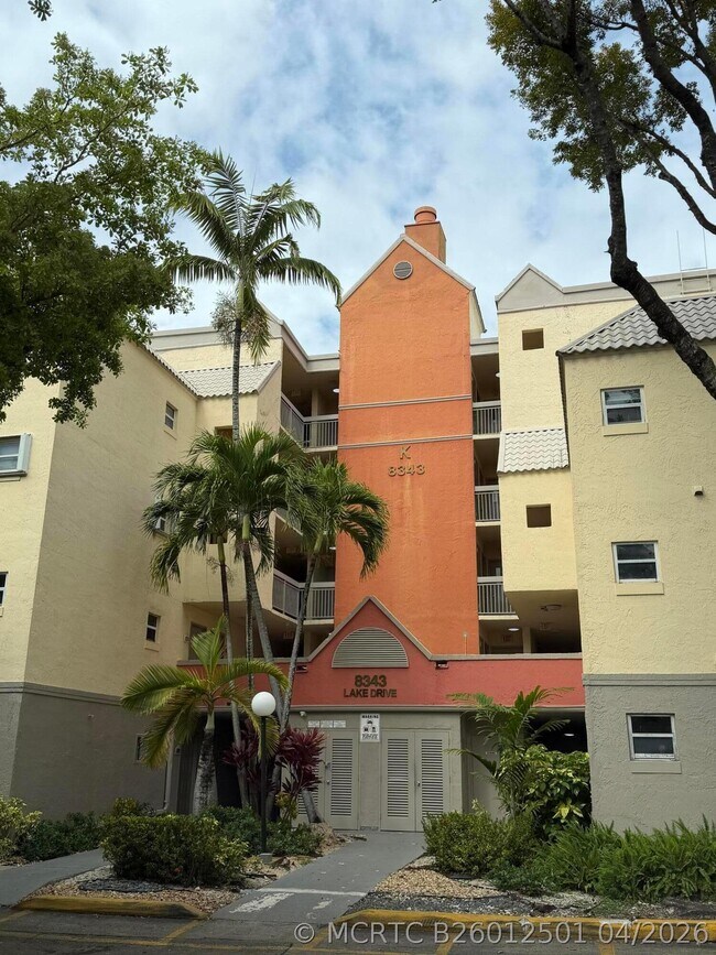 Foto del edificio - 8343 Lake Dr