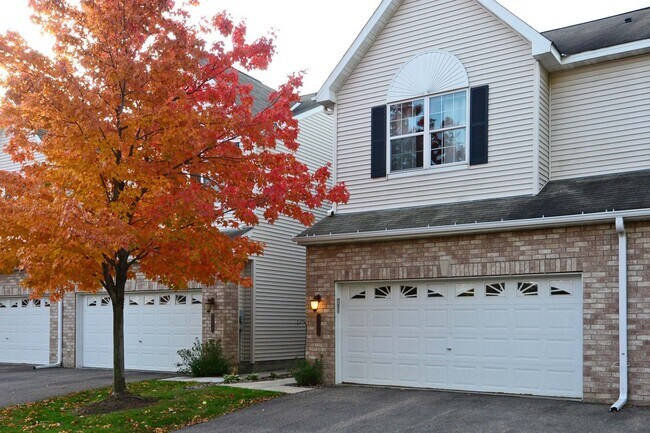 Building Photo - Available July 1st! Gorgeous Townhouse for...