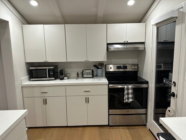 Foto del edificio - 1300 Greenleaf Canyon Rd