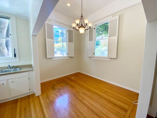 Foto del edificio - 1BR W/ Large Private Basement Space! HARDWOOD! LAUNDRY ON-SITE!