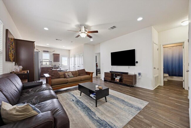 Foto del edificio - 6401 Graymont Dr