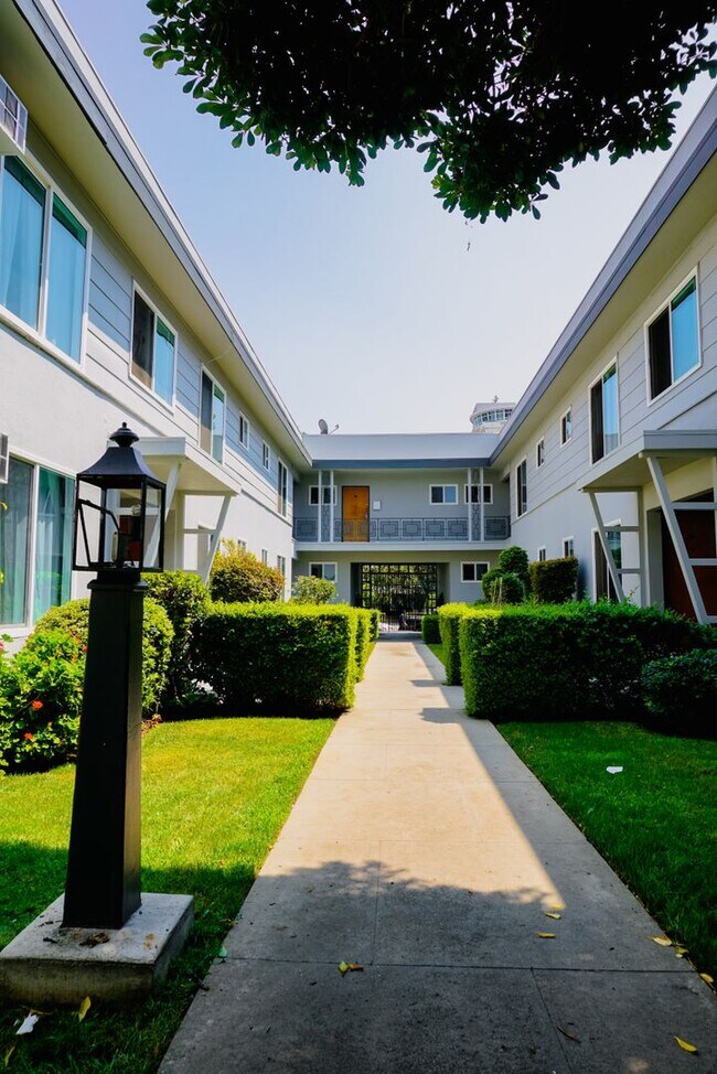 Foto del edificio - 1769 N Orange Dr