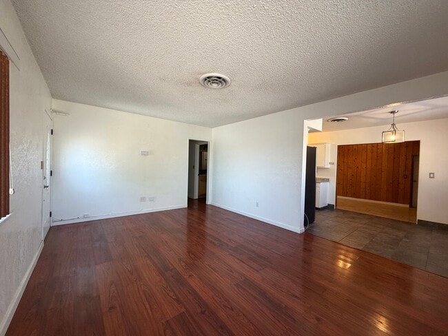 Foto del edificio - 3 Bedroom 2 Bathroom House on Corner Lot with 2 Car Garage Locate din Irwin Estates