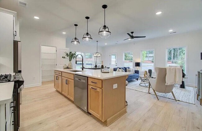 Building Photo - 121 Priestwood Ln