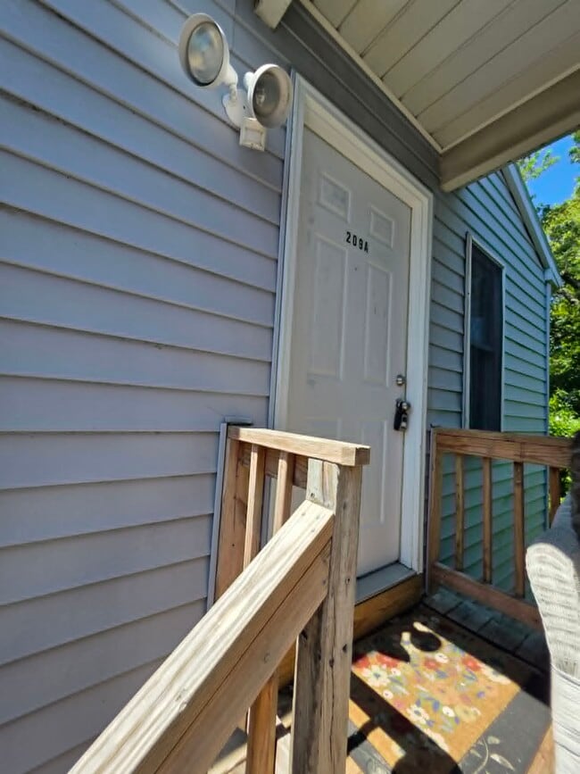 Building Photo - 209 Monticello Ave