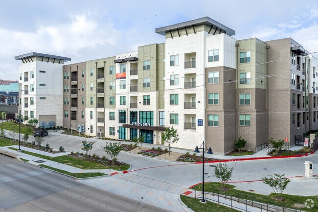 Foto del edificio - Cypress Creek Montfort Drive