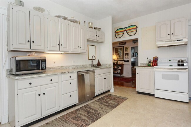 Building Photo - 12 Carlton St