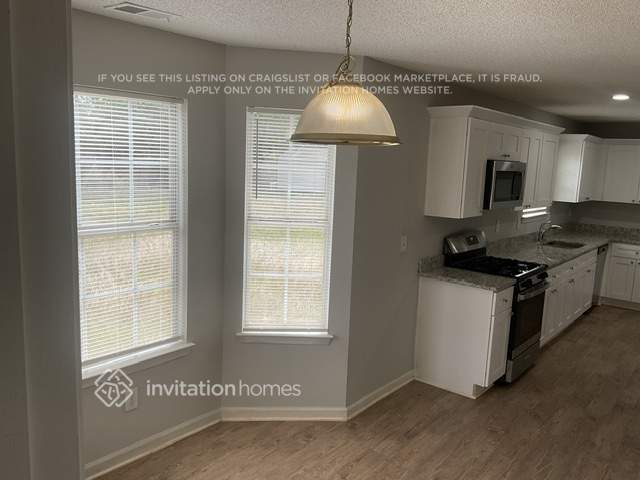 Building Photo - 685 Meadows Ln