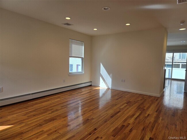 Foto del edificio - 63 Juniper Rd
