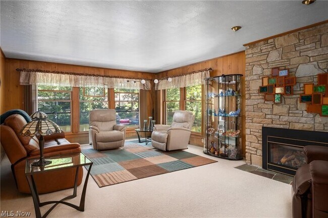 Building Photo - 685 Sunnyside Rd