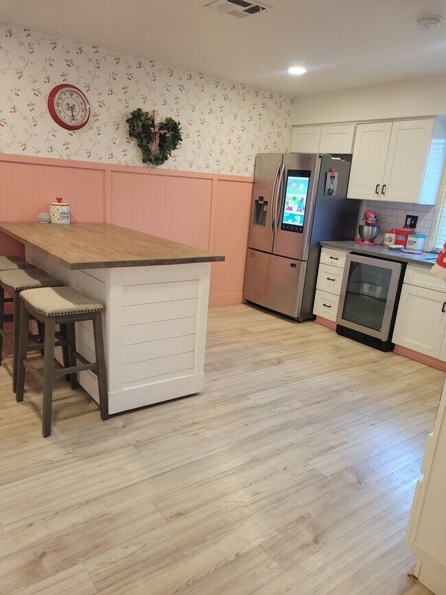 Building Photo - SMALL COZY 4BD/2BA HOME WITH POOL/ *UTILIT...