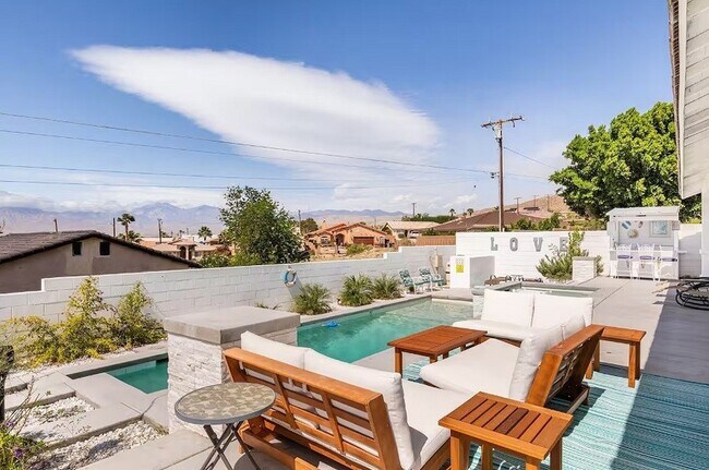 Foto del edificio - 12753 Mountain View Rd