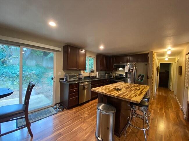 Building Photo - 3 Bedroom SW Portland Home with Lot's of U...