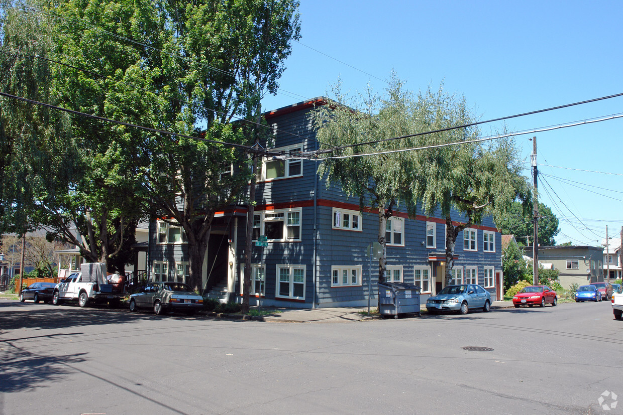 Building Photo - 3035 SE Ankeny St