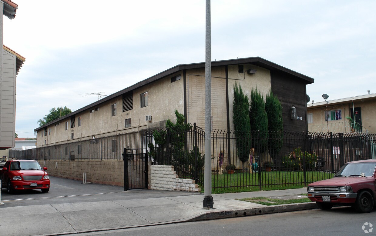 Foto del edificio - 8938 Cedros Ave