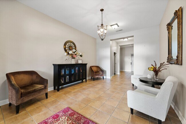 Building Photo - Conveniently Located One Bed & One and a H...