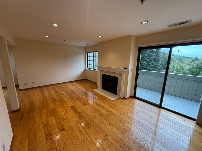 Foto del edificio - LARGE TWO BEDROOM TWO AND HALF BATH, QUAIL...