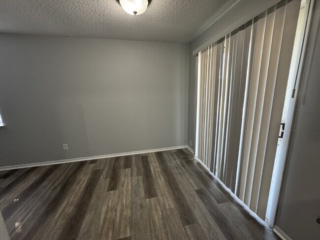Foto del edificio - "Charming 2-Bed Gem with Full Bath in Springfield – Cozy 777 Sq Ft Haven Awaits!"