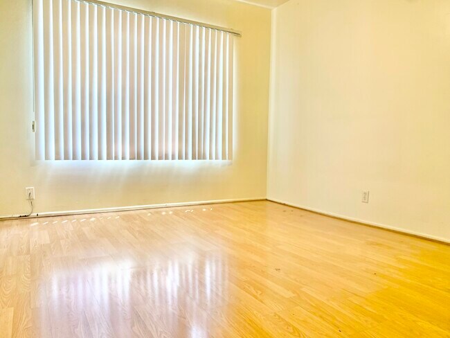 Building Photo - 5757 Willowcrest Ave