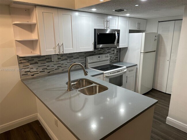 Foto del edificio - 7155 NW 179th St