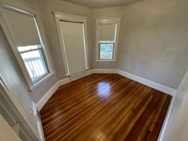 Building Photo - RENOVATED OAK SQUARE 4 BED/2 BATH WITH IN-...