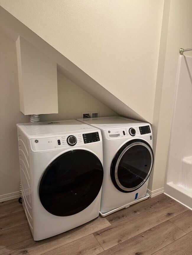 Foto del edificio - Three bedroom, two bathroom top floor unit on SE Woodstock.