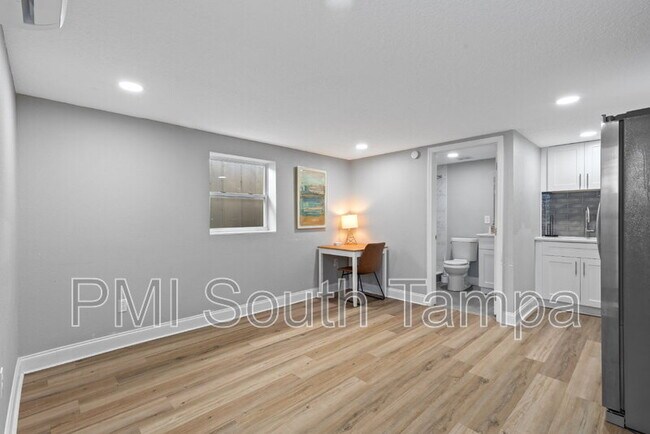 Foto del edificio - 2541 W Main St