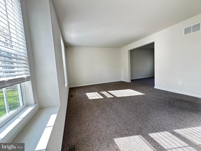 Building Photo - 377 Minck Ave