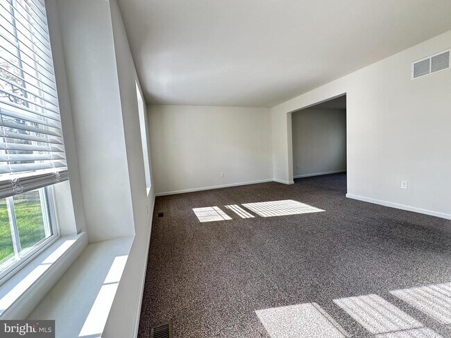 Foto del edificio - 377 Minck Ave