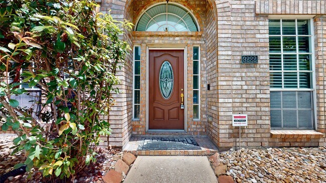Foto del edificio - 9222 Symphonic Ln